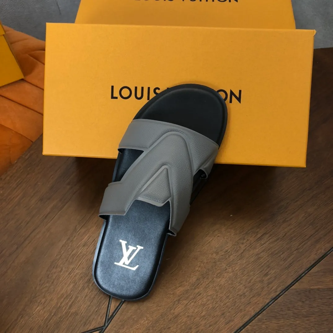 Factory price: 270💰LV counters are selling new brand luxury men's slippers, casual, loose and comfortable. The must-have model in the picture above [Happy][Happy], multiple colors available Size: 38-44, customized 45